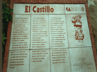 Cartello in tre lingue che spiega l'importanza de El Castillo del sito archeologico di Tulum
