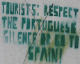 Foto relativa ad una scritta su di un muro di Lisbona, nei pressi del Castello, su cui si legge in inglese "Turisti rispettate il silenzio portoghese o andate in Spagna"