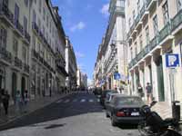 Salendo verso Largo do Chado, percorriamo Rua Ferret